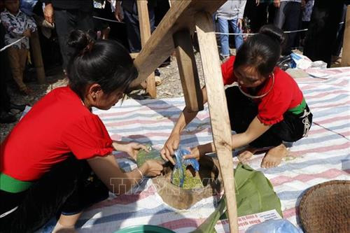 Các chàng trai, cô gái Thái phối hợp với nhau nhịp nhàng trong các công đoạn làm cốm. Ảnh: Việt Dũng - TTXVN Các chàng trai, cô gái Thái phối hợp với nhau nhịp nhàng trong các công đoạn làm cốm. Ảnh: Việt Dũng - TTXVN