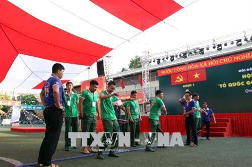 Thanh niên quận 1 trúng tuyển nghĩa vụ quân sự tham dự trò chơi vận động tại hội trại tòng quân. Ảnh: Thanh Vũ-TTXVN