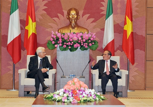 Chủ tịch Quốc hội Nguyễn Sinh Hùng hội kiến Tổng thống Cộng hòa Italy, Ngài Sergio Mattarella. Ảnh: Trọng Đức – TTXVN Chủ tịch Quốc hội Nguyễn Sinh Hùng hội kiến Tổng thống Cộng hòa Italy, Ngài Sergio Mattarella. Ảnh: Trọng Đức – TTXVN