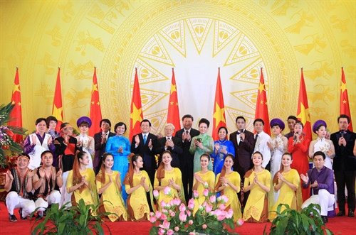 Tối 5/11/2015, tại Hà Nội, Tổng Bí thư Ban Chấp hành Trung ương Đảng Cộng sản Việt Nam Nguyễn Phú Trọng và Chủ tịch nước Cộng hòa xã hội chủ nghĩa Việt Nam Trương Tấn Sang tổ chức chiêu đãi trọng thể Tổng Bí thư Ban Chấp hành Trung ương Đảng Cộng sản Trung Quốc, Chủ tịch nước Cộng hòa nhân dân Trung Hoa Tập Cận Bình và Phu nhân nhân dịp sang thăm cấp Nhà nước tới Việt Nam. Trong ảnh: Tổng Bí thư Nguyễn Phú Trọng và Phu nhân; Chủ tịch nước Trương Tấn Sang và Phu nhân cùng Tổng Bí thư, Chủ tịch nước Trung Quốc Tập Cận Bình và Phu nhân chụp ảnh chung với các nghệ sĩ tại buổi tiệc chiêu đãi. Ảnh: Thống Nhất-TTXVN Tối 5/11/2015, tại Hà Nội, Tổng Bí thư Ban Chấp hành Trung ương Đảng Cộng sản Việt Nam Nguyễn Phú Trọng và Chủ tịch nước Cộng hòa xã hội chủ nghĩa Việt Nam Trương Tấn Sang tổ chức chiêu đãi trọng thể Tổng Bí thư Ban Chấp hành Trung ương Đảng Cộng sản Trung Quốc, Chủ tịch nước Cộng hòa nhân dân Trung Hoa Tập Cận Bình và Phu nhân nhân dịp sang thăm cấp Nhà nước tới Việt Nam. Trong ảnh: Tổng Bí thư Nguyễn Phú Trọng và Phu nhân; Chủ tịch nước Trương Tấn Sang và Phu nhân cùng Tổng Bí thư, Chủ tịch nước Trung Quốc Tập Cận Bình và Phu nhân chụp ảnh chung với các nghệ sĩ tại buổi tiệc chiêu đãi. Ảnh: Thống Nhất-TTXVN