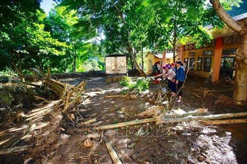 Các thầy cô giáo tranh thủ trời nắng đến dọn dẹp trường sau cơn lũ. Ảnh: Quang Quyết, Trọng Đạt – TTXVN Các thầy cô giáo tranh thủ trời nắng đến dọn dẹp trường sau cơn lũ. Ảnh: Quang Quyết, Trọng Đạt – TTXVN