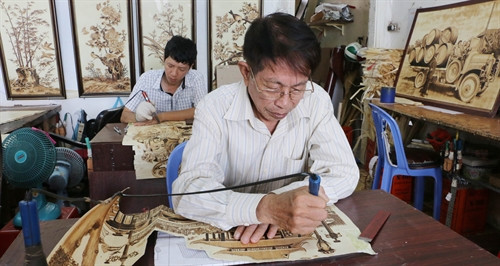 Ông Võ Văn Tạng, người “thổi hồn” vào tranh lá thốt nốt. Ông Võ Văn Tạng, người “thổi hồn” vào tranh lá thốt nốt.