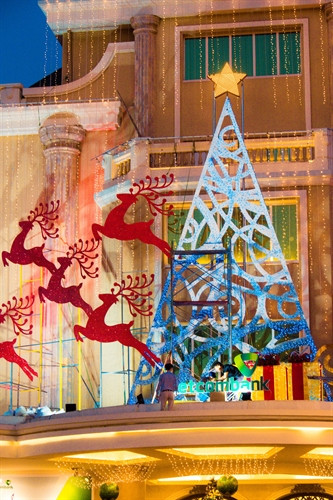 Cây thông Noel được trang trí ở Trung tâm thương mại Tràng Tiền Plaza. Cây thông Noel được trang trí ở Trung tâm thương mại Tràng Tiền Plaza.