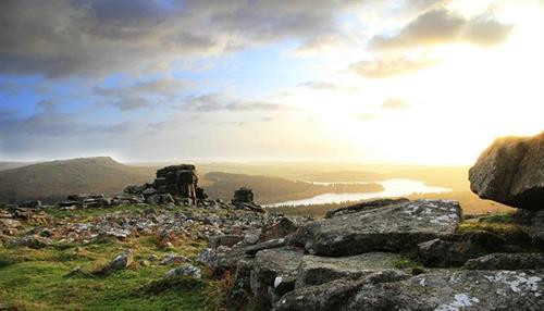 Bảo tàng Sherlock Holmes: Trong tiểu thuyết của nhà văn Conan Doyle, thám tử Sherlock Holmes sống ở số nhà 221B phố Baker (Westminster, London) cùng người bạn thân là bác sĩ Watson. Giống như nhân vật thám tử tài ba, đây là địa chỉ hư cấu. Tuy nhiên, một bảo tàng dành cho nhân vật Sherlock Holmes đã được dựng lên trên con phố này, nằm giữa số nhà 241 và 237. Bảo tàng được bày biện, trang trí các đồ vật sinh hoạt hàng ngày quen thuộc của Holmes và Watson. Ảnh: Hotelsbrit. Quán rượu Sherlock Holmes ở đường Northumberland là nơi hoàn hảo để người hâm mộ có thể dùng bữa. Tòa nhà được thiết kế theo phong cách quán rượu thời Victoria, bài trí những vật lưu niệm liên quan đến Sherlock Holmes và vật chứng quan trọng trong một số vụ phá án nổi tiếng nhất. Du khách sẽ được phục vụ bữa tối chủ nhật bên cạnh bản sao văn phòng làm việc của Holmes. Ảnh: Thesherlockspubs. Bệnh viện St Bartholomew: nơi mà Sherlock Holmes và tiến sĩ Watson gặp nhau lần đầu tiên và là nơi diễn ra những cảnh kịch tính ở phần hai của loạt phim về Holmes phát sóng trên kênh BBC. Ảnh: Sinclair Johnston. Vườn quốc gia Dartmoor: Năm 1901, nhà văn Conan Doyle đến thăm vườn quốc gia Dartmoor ở Devon. Mỗi ngày, ông đi khoảng 25 km để tìm nguồn cảm hứng. Sau đó, cuốn tiểu thuyết nổi tiếng trong loạt truyện Sherlock Holmes - Con chó săn của dòng họ Baskerville- đã ra đời. Khu rừng âm u, ảm đạm, ngôi nhà cô đơn trên đồi nhỏ trong khu vườn quốc gia Dartmoor cũng được chọn làm bối cảnh cho nhiều bộ phim về Holmes sau này. Ảnh: Visitdartmoor. Khách sạn Baskerville Hall: Khách sạn Baskerville Hall ở Mid Wales hiện nay được cho là nguyên mẫu của lâu đài Baskerville trong cuốn “Con chó săn của dòng họ Baskerville”. Ngôi nhà được ngài Thomas Mynors Baskerville xây dựng năm 1839 dành cho người vợ thứ hai là Elizabeth. Nhà văn Conan Doyle thường đến đây và tìm hiểu về một truyền thuyết địa phương liên quan đến chó săn. Tuy nhiên, theo yêu cầu của bạn mình, Doyle đã ghi tên lâu đài nằm ở Devon để “tránh xa khách du lịch”. Ảnh: Dirt Mountain Bike Magazine. Edinburgh, Scotland: Edinburgh là nơi nhà văn Conan Doyle ra đời năm 1859. Ông đã sống và làm việc ở đây nhiều năm trước khi chuyển đến London. Tại Edinburgh, du khách có thể đến thăm bức tượng Sherlock Holmes bằng đồng bên ngôi nhà thời thơ ấu của tác giả. Trong ảnh là cảnh đẹp của Scotland. Ảnh: VisitScotland. Lâu đài Cardiff, xứ Wales: Lâu đài Cardiff là nơi quay cảnh đối đầu với nhân vật Moriarty. Du khách đến đây có thể tham gia các tour tham quan lâu đài và nhiều cảnh đẹp khác ở Wales. Ảnh: British Medical Ultrasound Society. Thành phố Bristol: Thành phố Bristol ở tây Nam nước Anh cũng là một địa điểm được chọn làm bối cảnh của bộ phim về Holmes phát trên kênh BBC. Các tập phim được quay ở đây là The Empty Hearse, cảnh lễ cưới của bác sĩ Watson và Mary và cảnh về cuộc gặp gỡ của Holmes với Moriarty. Ảnh: Visit Bristol. Bảo tàng Sherlock Holmes: Trong tiểu thuyết của nhà văn Conan Doyle, thám tử Sherlock Holmes sống ở số nhà 221B phố Baker (Westminster, London) cùng người bạn thân là bác sĩ Watson. Giống như nhân vật thám tử tài ba, đây là địa chỉ hư cấu. Tuy nhiên, một bảo tàng dành cho nhân vật Sherlock Holmes đã được dựng lên trên con phố này, nằm giữa số nhà 241 và 237. Bảo tàng được bày biện, trang trí các đồ vật sinh hoạt hàng ngày quen thuộc của Holmes và Watson. Ảnh: Hotelsbrit. Quán rượu Sherlock Holmes ở đường Northumberland là nơi hoàn hảo để người hâm mộ có thể dùng bữa. Tòa nhà được thiết kế theo phong cách quán rượu thời Victoria, bài trí những vật lưu niệm liên quan đến Sherlock Holmes và vật chứng quan trọng trong một số vụ phá án nổi tiếng nhất. Du khách sẽ được phục vụ bữa tối chủ nhật bên cạnh bản sao văn phòng làm việc của Holmes. Ảnh: Thesherlockspubs. Bệnh viện St Bartholomew: nơi mà Sherlock Holmes và tiến sĩ Watson gặp nhau lần đầu tiên và là nơi diễn ra những cảnh kịch tính ở phần hai của loạt phim về Holmes phát sóng trên kênh BBC. Ảnh: Sinclair Johnston. Vườn quốc gia Dartmoor: Năm 1901, nhà văn Conan Doyle đến thăm vườn quốc gia Dartmoor ở Devon. Mỗi ngày, ông đi khoảng 25 km để tìm nguồn cảm hứng. Sau đó, cuốn tiểu thuyết nổi tiếng trong loạt truyện Sherlock Holmes - Con chó săn của dòng họ Baskerville- đã ra đời. Khu rừng âm u, ảm đạm, ngôi nhà cô đơn trên đồi nhỏ trong khu vườn quốc gia Dartmoor cũng được chọn làm bối cảnh cho nhiều bộ phim về Holmes sau này. Ảnh: Visitdartmoor. Khách sạn Baskerville Hall: Khách sạn Baskerville Hall ở Mid Wales hiện nay được cho là nguyên mẫu của lâu đài Baskerville trong cuốn “Con chó săn của dòng họ Baskerville”. Ngôi nhà được ngài Thomas Mynors Baskerville xây dựng năm 1839 dành cho người vợ thứ hai là Elizabeth. Nhà văn Conan Doyle thường đến đây và tìm hiểu về một truyền thuyết địa phương liên quan đến chó săn. Tuy nhiên, theo yêu cầu của bạn mình, Doyle đã ghi tên lâu đài nằm ở Devon để “tránh xa khách du lịch”. Ảnh: Dirt Mountain Bike Magazine. Edinburgh, Scotland: Edinburgh là nơi nhà văn Conan Doyle ra đời năm 1859. Ông đã sống và làm việc ở đây nhiều năm trước khi chuyển đến London. Tại Edinburgh, du khách có thể đến thăm bức tượng Sherlock Holmes bằng đồng bên ngôi nhà thời thơ ấu của tác giả. Trong ảnh là cảnh đẹp của Scotland. Ảnh: VisitScotland. Lâu đài Cardiff, xứ Wales: Lâu đài Cardiff là nơi quay cảnh đối đầu với nhân vật Moriarty. Du khách đến đây có thể tham gia các tour tham quan lâu đài và nhiều cảnh đẹp khác ở Wales. Ảnh: British Medical Ultrasound Society. Thành phố Bristol: Thành phố Bristol ở tây Nam nước Anh cũng là một địa điểm được chọn làm bối cảnh của bộ phim về Holmes phát trên kênh BBC. Các tập phim được quay ở đây là The Empty Hearse, cảnh lễ cưới của bác sĩ Watson và Mary và cảnh về cuộc gặp gỡ của Holmes với Moriarty. Ảnh: Visit Bristol.