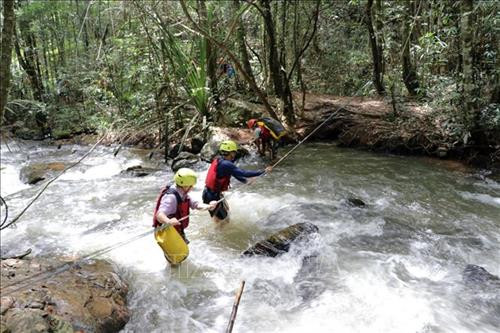 Các chặng vượt suối được căng dây neo đảm bảo an toàn cho du khách. Ảnh: Quốc Hùng- Đặng Tuấn -TTXVN Các chặng vượt suối được căng dây neo đảm bảo an toàn cho du khách. Ảnh: Quốc Hùng- Đặng Tuấn -TTXVN