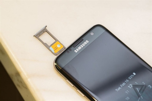 Khe cắm thẻ sim kiêm khe cắm thẻ nhớ microSD mở rộng. (Nguồn: The Verge) Khe cắm thẻ sim kiêm khe cắm thẻ nhớ microSD mở rộng. (Nguồn: The Verge)