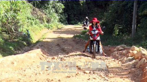 Con đường đến với các em học sinh người đồng bào dân tộc thiểu số của các thầy, cô chênh vênh trên những vực thẳm tiềm ẩn rất nhiều nguy hiểm. Ảnh: Quang Thái-TTXVN Con đường đến với các em học sinh người đồng bào dân tộc thiểu số của các thầy, cô chênh vênh trên những vực thẳm tiềm ẩn rất nhiều nguy hiểm. Ảnh: Quang Thái-TTXVN