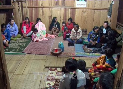 Sau những giờ lên lớp vất vả, các thầy đến nhà của các học vận động phụ huynh cho con em mình đến lớp. Ảnh: Quang Thái -TTXVN Sau những giờ lên lớp vất vả, các thầy đến nhà của các học vận động phụ huynh cho con em mình đến lớp. Ảnh: Quang Thái -TTXVN