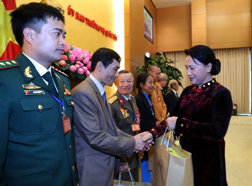 Chủ tịch Quốc hội Nguyễn Thị Kim Ngân tặng quà các đại biểu. Ảnh: Trọng Đức – TTXVN