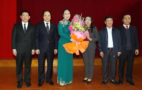 Lãnh đạo Ban Chỉ đạo Tây Bắc và Tỉnh ủy Nghệ An chúc mừng đồng chí Đinh Thị Lệ Thanh. Ảnh: Thế Duyệt – TTXVN