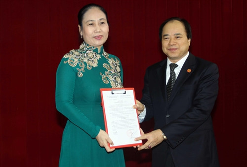 Đồng chí Trương Xuân Cừ, Phó Ban Chỉ đạo Tây Bắc trao quyết định cho đồng chí Đinh Thị Lệ Thanh. Ảnh: Thế Duyệt – TTXVN