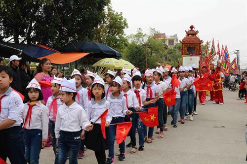Lễ rước tại lễ hội làng Diềm, xã Hòa Long, thành phố Bắc Ninh, tỉnh Bắc Ninh. Ảnh: Thái Hùng - TTXVN Lễ rước tại lễ hội làng Diềm, xã Hòa Long, thành phố Bắc Ninh, tỉnh Bắc Ninh. Ảnh: Thái Hùng - TTXVN