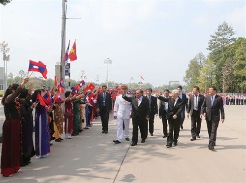 Nhân dân thủ đô Hà Nội chào mừng Tổng Bí thư , Chủ tịch nước Lào Bounnhang Volachith . Ảnh: Trí Dũng – TTXVN Nhân dân thủ đô Hà Nội chào mừng Tổng Bí thư , Chủ tịch nước Lào Bounnhang Volachith . Ảnh: Trí Dũng – TTXVN