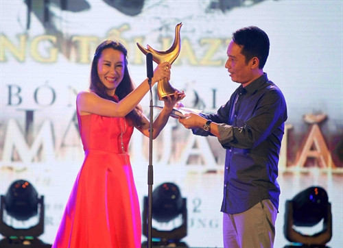 Nhạc sĩ Giáng Son nhận giải ở hạng mục "Album của năm". Ảnh Thanh Tùng- TTXVN Nhạc sĩ Giáng Son nhận giải ở hạng mục "Album của năm". Ảnh Thanh Tùng- TTXVN