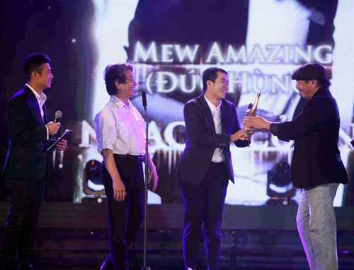 Nhạc sỹ Trần Tiến (phải) trao giải hạng mục “Nhạc sỹ của năm” cho Mew Amazing – Đức Hùng. Ảnh: Thanh Tùng-TTXVN Nhạc sỹ Trần Tiến (phải) trao giải hạng mục “Nhạc sỹ của năm” cho Mew Amazing – Đức Hùng. Ảnh: Thanh Tùng-TTXVN