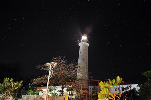 Hải đăng Song Tử Tây về đêm