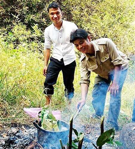 Nấu món cá khô giữa rừng. Nấu món cá khô giữa rừng.