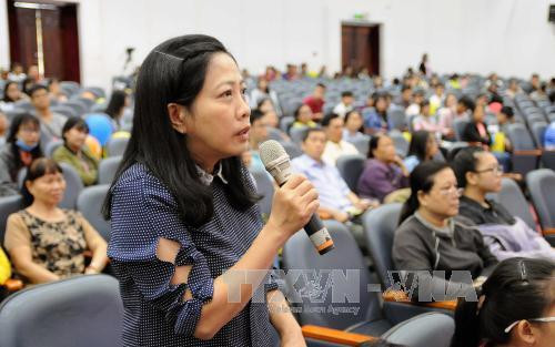 Phụ huynh học sinh đặt câu hỏi cho đại diện các trường. Ảnh: An Hiếu - TTXVN Phụ huynh học sinh đặt câu hỏi cho đại diện các trường. Ảnh: An Hiếu - TTXVN