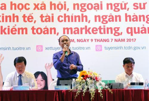 Ông Đỗ Văn Giang, Phó Vụ trưởng Vụ Dạy nghề chính quy (Tổng cục Dạy nghề) giải đáp thắc mắc của phụ huynh và học sinh. Ảnh: An Hiếu - TTXVN Ông Đỗ Văn Giang, Phó Vụ trưởng Vụ Dạy nghề chính quy (Tổng cục Dạy nghề) giải đáp thắc mắc của phụ huynh và học sinh. Ảnh: An Hiếu - TTXVN