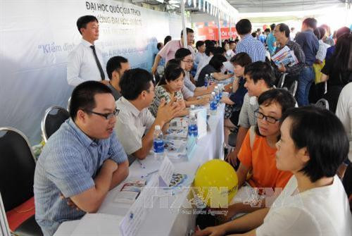 Tư vấn hướng nghiệp cho học sinh, phụ huynh. Ảnh: An Hiếu - TTXVN Tư vấn hướng nghiệp cho học sinh, phụ huynh. Ảnh: An Hiếu - TTXVN