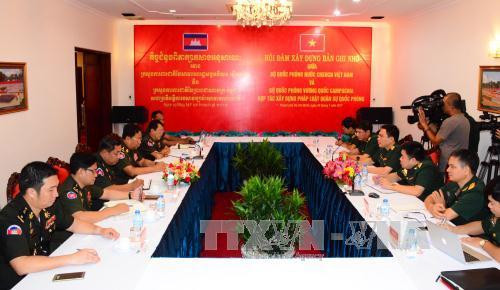 Quang cảnh cuộc hội đàm xây dựng Bản ghi nhớ giữa đại diện Bộ Quốc phòng Việt Nam và đại diện Bộ Quốc phòng Campuchia. Ảnh: Xuân Khu - TTXVN Quang cảnh cuộc hội đàm xây dựng Bản ghi nhớ giữa đại diện Bộ Quốc phòng Việt Nam và đại diện Bộ Quốc phòng Campuchia. Ảnh: Xuân Khu - TTXVN