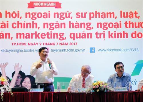 Đại diện Bộ Giáo dục và Đào tạo giải đáp thắc mắc về việc xét tuyển. Ảnh: An Hiếu - TTXVN Đại diện Bộ Giáo dục và Đào tạo giải đáp thắc mắc về việc xét tuyển. Ảnh: An Hiếu - TTXVN