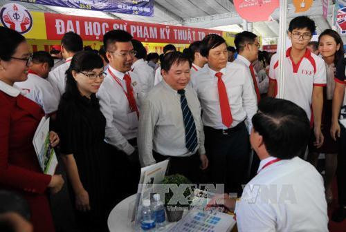 Thứ trưởng Bộ Giáo dục và Đào tạo Bùi Văn Ga cùng đại biểu tham quan các gian tư vấn hướng nghiệp cho học sinh, phụ huynh. Ảnh: An Hiếu - TTXVN Thứ trưởng Bộ Giáo dục và Đào tạo Bùi Văn Ga cùng đại biểu tham quan các gian tư vấn hướng nghiệp cho học sinh, phụ huynh. Ảnh: An Hiếu - TTXVN