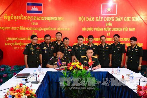 Đại tá Hàn Mạnh Thắng, Vụ trưởng Vụ Pháp chế (Bộ Quốc phòng Việt Nam, bên phải) và Đại tướng Mom Sophat, Cục trưởng Cục pháp chế (Bộ Quốc phòng Vương quốc Campuchia) ký biên bản hội đàm. Ảnh: Xuân Khu - TTXVN Đại tá Hàn Mạnh Thắng, Vụ trưởng Vụ Pháp chế (Bộ Quốc phòng Việt Nam, bên phải) và Đại tướng Mom Sophat, Cục trưởng Cục pháp chế (Bộ Quốc phòng Vương quốc Campuchia) ký biên bản hội đàm. Ảnh: Xuân Khu - TTXVN