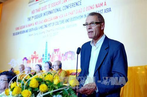 Giáo sư Tim Jensen, Chủ tịch Hiệp hội Lịch sử Tôn giáo quốc tế phát biểu tại phiên khai mạc hội thảo. Ảnh: Thế Anh-TTXVN