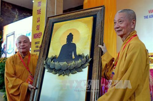Hòa thượng Thích Thiện Nhơn (bên trái), Chủ tịch Hội đồng trị sự Trung ương Giáo hội Phật giáo Việt Nam tặng quà chúc mừng Hòa thượng Thích Trí Quảng, Viện chủ Viện nghiên cứu Phật học Việt Nam, Trưởng Ban tổ chức Hội thảo quốc tế SSEASR lần thứ 7. Ảnh: Thế Anh-TTXVN