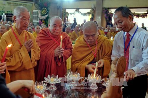 Nghi thức thắp nến khai mạc hội thảo. Ảnh: Thế Anh-TTXVN