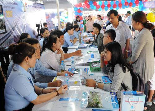 Tư vấn xét tuyển cho các phụ huynh và học sinh. Ảnh: An Hiếu - TTXVN Tư vấn xét tuyển cho các phụ huynh và học sinh. Ảnh: An Hiếu - TTXVN