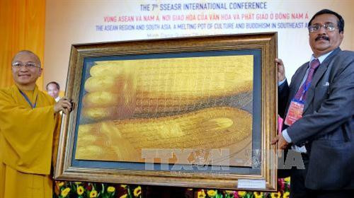 Giáo sư, Tiến sĩ Amarjiva Lochan (bên phải), Chủ tịch SSEASR tặng quà chúc mừng Thượng tọa Thích Nhật Từ, Phó Viện chủ Viện nghiên cứu Phật học Việt Nam, Phó Trưởng Ban tổ chức Hội thảo quốc tế SSEASR lần thứ 7. Ảnh: Thế Anh-TTXVN