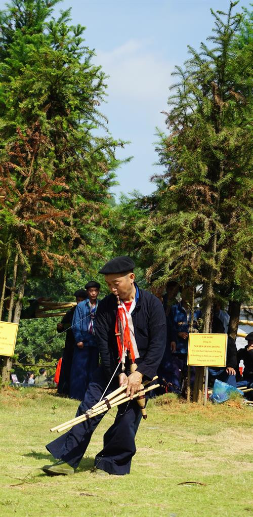 Con trai Mông thường ai cũng biết thổi khèn. Ảnh: Hoàng Tâm