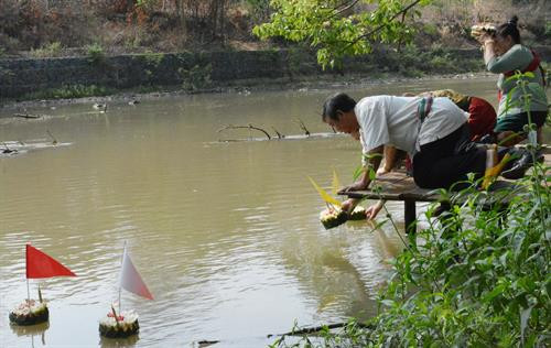 Nghi Lễ thả hoa đăng, thả những điều không may mắn theo dòng nước. Ảnh: Tuấn Anh – TTXVN Nghi Lễ thả hoa đăng, thả những điều không may mắn theo dòng nước. Ảnh: Tuấn Anh – TTXVN Nghi Lễ thả hoa đăng, thả những điều không may mắn theo dòng nước. Ảnh: Tuấn Anh – TTXVN Cộng đồng nười Lào nghe các nhà sư tụng kinh. Ảnh: Tuấn Anh – TTXVN Tết Bunpimay hay còn gọi Hội té nước là dịp mừng năm mới, Tết cổ truyền của các bộ tộc Lào. Ảnh: Tuấn Anh – TTXVN Nghi Lễ thả hoa đăng, thả những điều không may mắn theo dòng nước. Ảnh: Tuấn Anh – TTXVN Nghi Lễ thả hoa đăng, thả những điều không may mắn theo dòng nước. Ảnh: Tuấn Anh – TTXVN Nghi Lễ thả hoa đăng, thả những điều không may mắn theo dòng nước. Ảnh: Tuấn Anh – TTXVN Cộng đồng nười Lào nghe các nhà sư tụng kinh. Ảnh: Tuấn Anh – TTXVN Tết Bunpimay hay còn gọi Hội té nước là dịp mừng năm mới, Tết cổ truyền của các bộ tộc Lào. Ảnh: Tuấn Anh – TTXVN