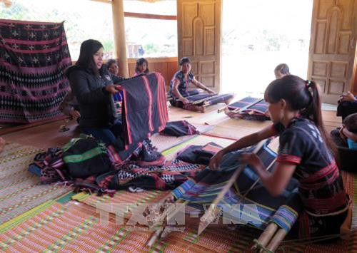 Cảnh làm việc của chị em bên những khung dệt thủ công trong ngôi nhà chung của Câu lạc bộ dệt thổ cẩm thôn Agrih, xã Axan, huyện Tây Giang (Quảng Nam). Ảnh: Đỗ Văn Trưởng - TTXVN Cảnh làm việc của chị em bên những khung dệt thủ công trong ngôi nhà chung của Câu lạc bộ dệt thổ cẩm thôn Agrih, xã Axan, huyện Tây Giang (Quảng Nam). Ảnh: Đỗ Văn Trưởng - TTXVN
