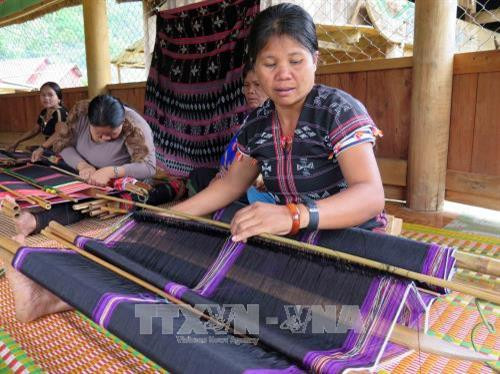 Cảnh làm việc của chị em bên những khung dệt thủ công trong ngôi nhà chung của Câu lạc bộ dệt thổ cẩm thôn Agrih, xã Axan, huyện Tây Giang (Quảng Nam). Ảnh: Đỗ Văn Trưởng - TTXVN Cảnh làm việc của chị em bên những khung dệt thủ công trong ngôi nhà chung của Câu lạc bộ dệt thổ cẩm thôn Agrih, xã Axan, huyện Tây Giang (Quảng Nam). Ảnh: Đỗ Văn Trưởng - TTXVN