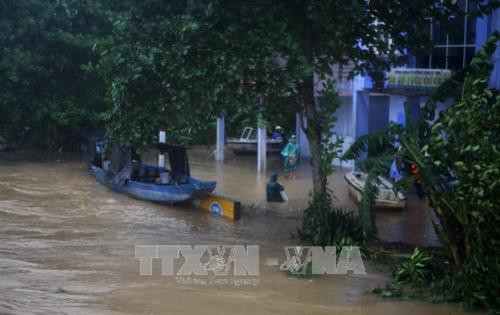 Nước trên sông Bồ đoạn qua thị xã Hương Trà dâng cao gây ngập nhà dân. Ảnh: Hồ Cầu - TTXVN