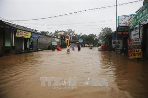 Tỉnh lộ 11A từ xã Phong Hiền, huyện Phong Điền về trung tâm huyện Quảng Điền bị ngập lụt, chia cắt giao thông. Ảnh: Hồ Cầu-TTXVN