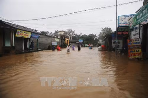 Tỉnh lộ 11A từ xã Phong Hiền, huyện Phong Điền về trung tâm huyện Quảng Điền bị ngập lụt, chia cắt giao thông. Ảnh: Hồ Cầu-TTXVN