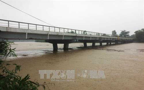 Cầu Phước Tích trên tỉnh lộ 49, huyện Phong Điền nước lũ dân cao gần chạm đáy cầu. Ảnh: Hồ Cầu-TTXVN