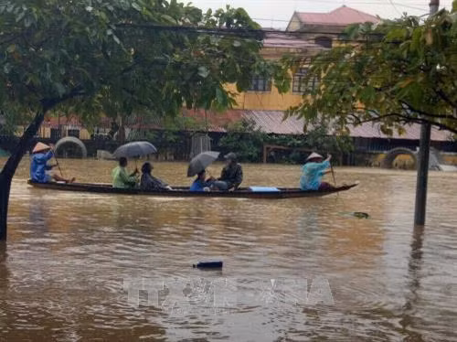 Nước ngập trên diện rông, nhiều tuyến đường người dân phải dùng thuyền để đi lại. Ảnh: Quốc Việt - TTXVN