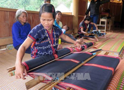 Cảnh làm việc của chị em bên những khung dệt thủ công trong ngôi nhà chung của Câu lạc bộ dệt thổ cẩm thôn Agrih, xã Axan, huyện Tây Giang (Quảng Nam). Ảnh: Đỗ Văn Trưởng - TTXVN Cảnh làm việc của chị em bên những khung dệt thủ công trong ngôi nhà chung của Câu lạc bộ dệt thổ cẩm thôn Agrih, xã Axan, huyện Tây Giang (Quảng Nam). Ảnh: Đỗ Văn Trưởng - TTXVN