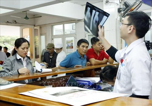 Trong 9 ngày Tết, bệnh viện Hữu nghị Việt Đức đã cấp cứu hơn 13.000 trường hợp bệnh nhân, trong đó gần 600 ca do tai nạn giao thông, 30% số ca xét nghiệm có nồng độ cồn; còn lại tại nạn do đốt pháo và sinh hoạt; phẫu thuật 252 ca, trong đó 60 ca do chấn thương sọ não (ảnh chụp chiều 11/2/2019). Ảnh: Dương Ngọc - TTXVN