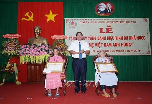 Trao tặng Danh hiệu vinh dự Nhà nước "Bà mẹ Việt Nam Anh hùng" cho các mẹ. Ảnh: Thanh Hòa - TTXVN Trao tặng Danh hiệu vinh dự Nhà nước "Bà mẹ Việt Nam Anh hùng" cho các mẹ. Ảnh: Thanh Hòa - TTXVN