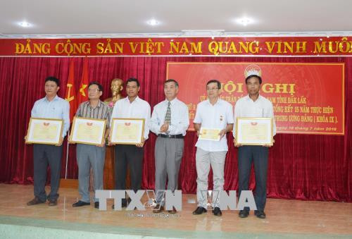 Tặng kỷ niệm chương, bằng khen của Ủy ban Trung ương Mặt trận Tổ quốc Việt Nam cho cá nhân tiêu biểu. Ảnh: Hoài Thu – TTXVN.