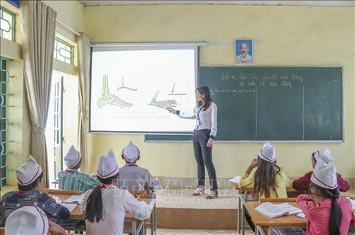 Giảng dạy bằng máy chiếu tại Trường Phổ thông dân tộc bán trú THCS Sa Dung. Ảnh: Xuân Tư – TTXVN Giảng dạy bằng máy chiếu tại Trường Phổ thông dân tộc bán trú THCS Sa Dung. Ảnh: Xuân Tư – TTXVN