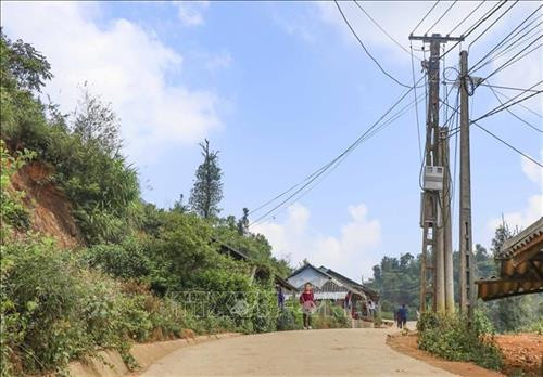 Đường bê tông và điện lưới quốc gia đến từng bản. Ảnh: Xuân Tư – TTXVN Đường bê tông và điện lưới quốc gia đến từng bản. Ảnh: Xuân Tư – TTXVN