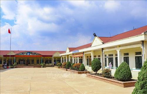 Trường Phổ thông dân tộc bán trú THCS Sa Dung được đầu tư khang trang. Ảnh: Xuân Tư – TTXVN Trường Phổ thông dân tộc bán trú THCS Sa Dung được đầu tư khang trang. Ảnh: Xuân Tư – TTXVN