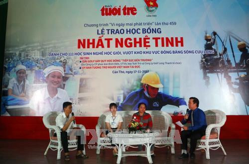 Giao lưu với các em học sinh tiêu biểu được nhận học bổng “Nhất nghệ tinh”. Ảnh: Thanh Liêm – TTXVN Giao lưu với các em học sinh tiêu biểu được nhận học bổng “Nhất nghệ tinh”. Ảnh: Thanh Liêm – TTXVN